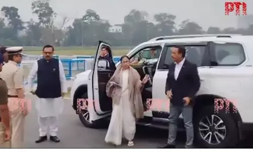 ಮಮತಾ ಬ್ಯಾನರ್ಜಿ ಪ್ರಯಾಣಿಸುತ್ತಿದ್ದ ಕಾರು ಅಪಘಾತ; ಸಿಎಂ ತಲೆಗೆ ಗಾಯ