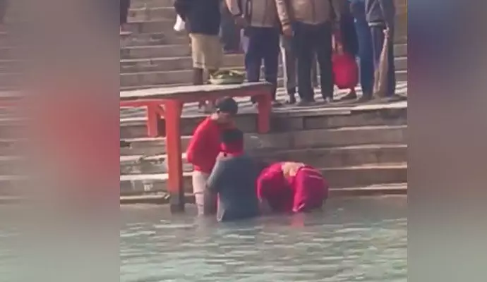 ಗಂಗಾ ಸ್ನಾನ ಮಾಡಿದರೆ ಬದುಕುಳಿಯಬಹುದೆಂದು ಕ್ಯಾನ್ಸರ್‌ ಪೀಡಿತ ಬಾಲಕನನ್ನು ನೀರಿಗಿಳಿಸಿ ಸಾವಿಗೆ ಕಾರಣರಾದ ಹೆತ್ತವರು