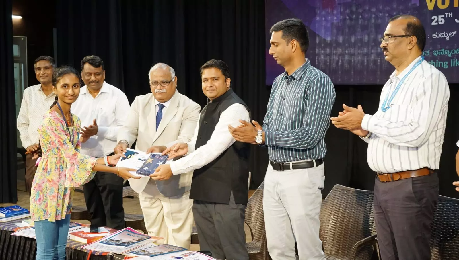 ಪ್ರಜಾಪ್ರಭುತ್ವದ ಯಶಸ್ಸಿಗೆ ಯೋಚಿಸಿ ಮತದಾನ ಮಾಡಿ: ರವೀಂದ್ರ ಎಂ. ಜೋಶಿ ಪ್ರಜಾಪ್ರಭುತ್ವದ ಯಶಸ್ಸಿಗೆ ಯೋಚಿಸಿ ಮತದಾನ ಮಾಡಿ: ರವೀಂದ್ರ ಎಂ. ಜೋಶಿ