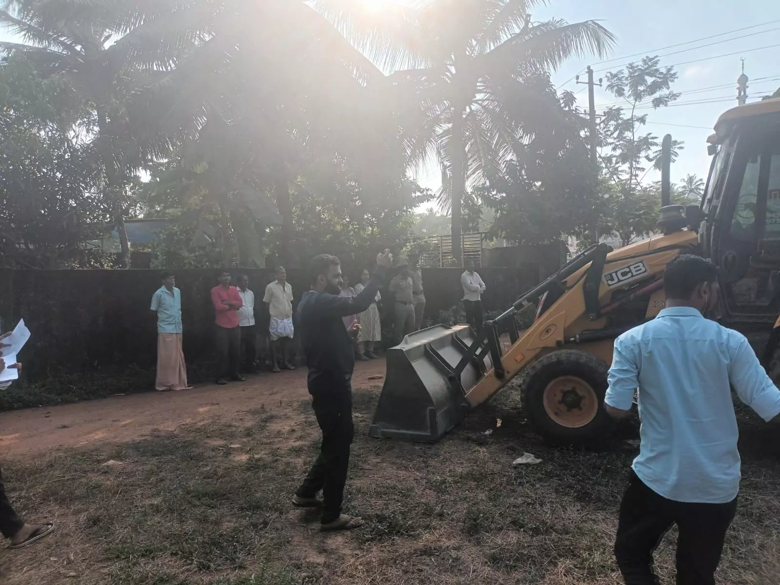 ಬೆಳ್ತಂಗಡಿ: ತಹಶೀಲ್ದಾರ್ ನೇತೃತ್ವದಲ್ಲಿ ಸರಕಾರಿ ಜಾಗದಲ್ಲಿದ್ದ ಶೆಡ್ ತೆರವು ಬೆಳ್ತಂಗಡಿ: ತಹಶೀಲ್ದಾರ್ ನೇತೃತ್ವದಲ್ಲಿ ಸರಕಾರಿ ಜಾಗದಲ್ಲಿದ್ದ ಶೆಡ್ ತೆರವು