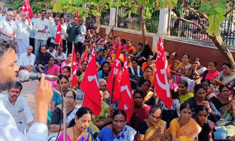 ಮಂಗಳೂರು: ಕಾರ್ಮಿಕ ವರ್ಗದ ಬೇಡಿಕೆಗಳ ಈಡೇರಿಕೆಗಾಗಿ ಪ್ರತಿಭಟನೆ