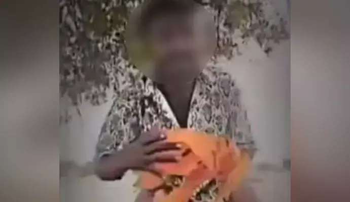 ಕೇಸರಿ ಧ್ವಜಕ್ಕೆ ಅವಮಾನಿಸಿದ ಆರೋಪ: ಯುವಕನಿಗೆ ಥಳಿಸಿ, ನಗ್ನ ಮೆರವಣಿಗೆ ನಡೆಸಿದ ಗ್ರಾಮಸ್ಥರು