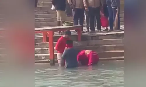 ಗಂಗಾ ಸ್ನಾನ ಮಾಡಿದರೆ ಬದುಕುಳಿಯಬಹುದೆಂದು ಕ್ಯಾನ್ಸರ್‌ ಪೀಡಿತ ಬಾಲಕನನ್ನು ನೀರಿಗಿಳಿಸಿ ಸಾವಿಗೆ ಕಾರಣರಾದ ಹೆತ್ತವರು