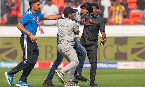 ಪಿಚ್ನೊಳಗೆ ನುಗ್ಗಿ ರೋಹಿತ್ ಕಾಲು ಸ್ಪರ್ಶಿಸಿದ ಕೊಹ್ಲಿ ಅಭಿಮಾನಿ