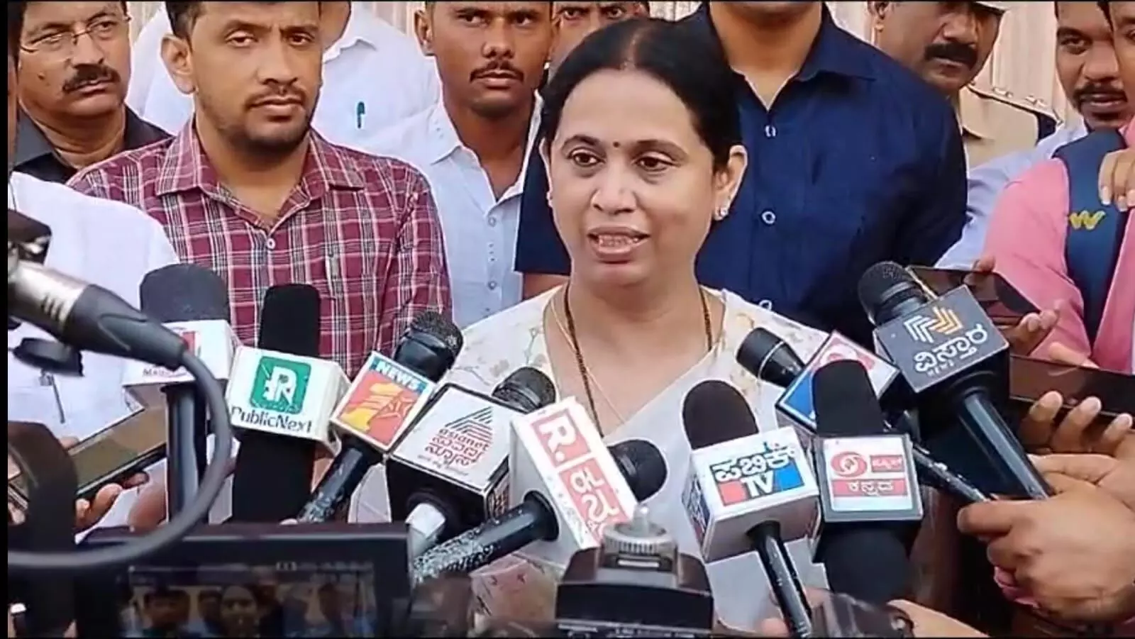 ಶೆಟ್ಟರ್ ಕಾಂಗ್ರೆಸ್ ಪಕ್ಷವನ್ನು ಯಾಕಾಗಿ ಬಿಟ್ಟರು ಅನ್ನೋದಕ್ಕೆ ಅವರೇ ಉತ್ತರಿಸಬೇಕಷ್ಟೇ: ಲಕ್ಷ್ಮೀ  ಹೆಬ್ಬಾಳ್ಕರ್