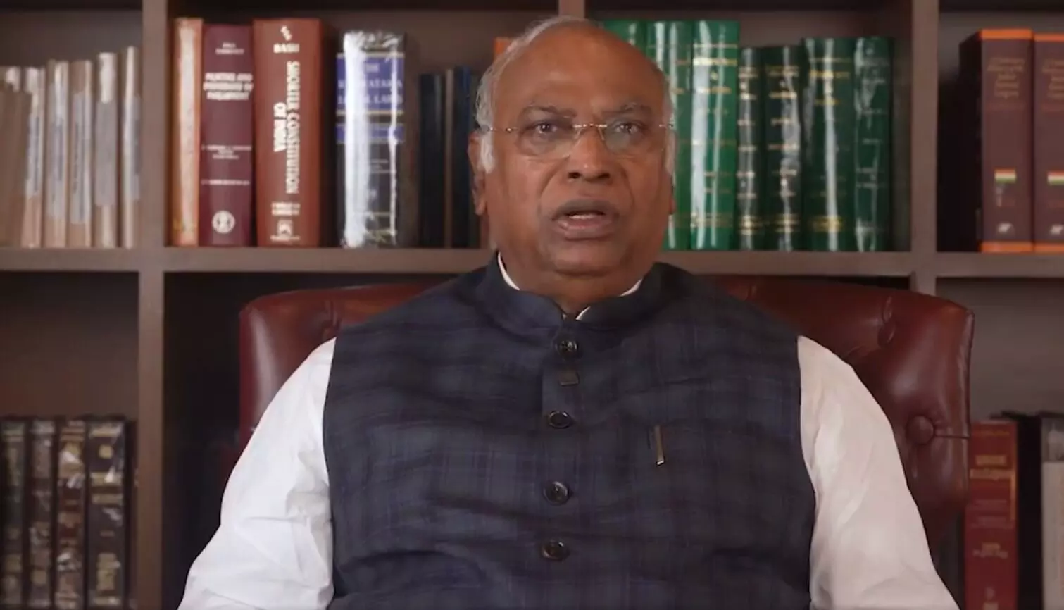 ಸ್ಥಾನ ಹಂಚಿಕೆ ಬಿಕ್ಕಟ್ಟಿನ ಬಳಿಕ ಮಮತಾ ಜೊತೆ ಮಾತನಾಡಿದ ಖರ್ಗೆ ಸ್ಥಾನ ಹಂಚಿಕೆ ಬಿಕ್ಕಟ್ಟಿನ ಬಳಿಕ ಮಮತಾ ಜೊತೆ ಮಾತನಾಡಿದ ಖರ್ಗೆ