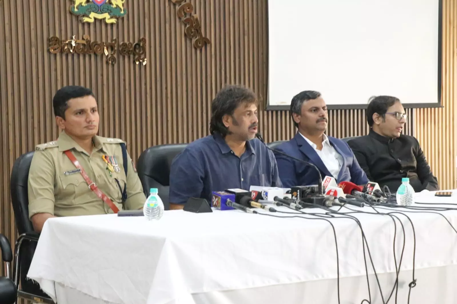 ಶಿವಮೊಗ್ಗದ ಏರ್ ಪೋರ್ಟ್ ಕಾಮಗಾರಿ ಹಾಗೂ ಸ್ಮಾರ್ಟ್ಸಿಟಿ ಯೋಜನೆಗಳಲ್ಲಿ ಕೆಲವು ನ್ಯೂನತೆ ಇದ್ದು, ತನಿಖೆಯಾಗಬೇಕು: ಸಚಿವ ಮಧುಬಂಗಾರಪ್ಪ ಶಿವಮೊಗ್ಗದ ಏರ್ ಪೋರ್ಟ್ ಕಾಮಗಾರಿ ಹಾಗೂ ಸ್ಮಾರ್ಟ್ಸಿಟಿ ಯೋಜನೆಗಳಲ್ಲಿ ಕೆಲವು ನ್ಯೂನತೆ ಇದ್ದು, ತನಿಖೆಯಾಗಬೇಕು: ಸಚಿವ ಮಧುಬಂಗಾರಪ್ಪ