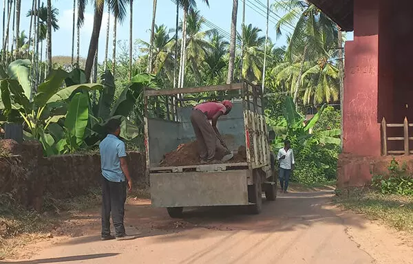 ರಸ್ತೆ ಹೊಂಡಗಳನ್ನು ಮಣ್ಣಿನಿಂದ ಮುಚ್ಚುವ ಪುರಸಭೆ ! ರಸ್ತೆ ಹೊಂಡಗಳನ್ನು ಮಣ್ಣಿನಿಂದ ಮುಚ್ಚುವ ಪುರಸಭೆ !