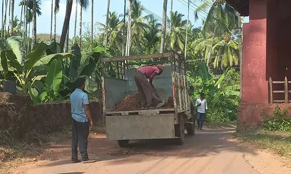 ರಸ್ತೆ ಹೊಂಡಗಳನ್ನು ಮಣ್ಣಿನಿಂದ ಮುಚ್ಚುವ ಪುರಸಭೆ !