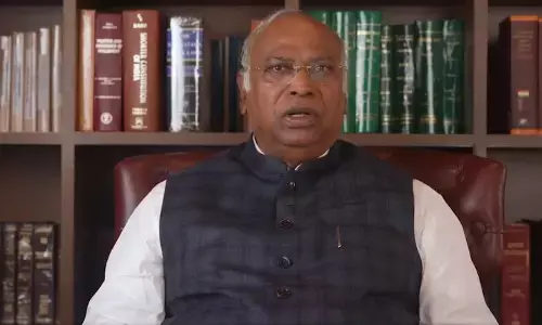 ಸ್ಥಾನ ಹಂಚಿಕೆ ಬಿಕ್ಕಟ್ಟಿನ ಬಳಿಕ ಮಮತಾ ಜೊತೆ ಮಾತನಾಡಿದ ಖರ್ಗೆ