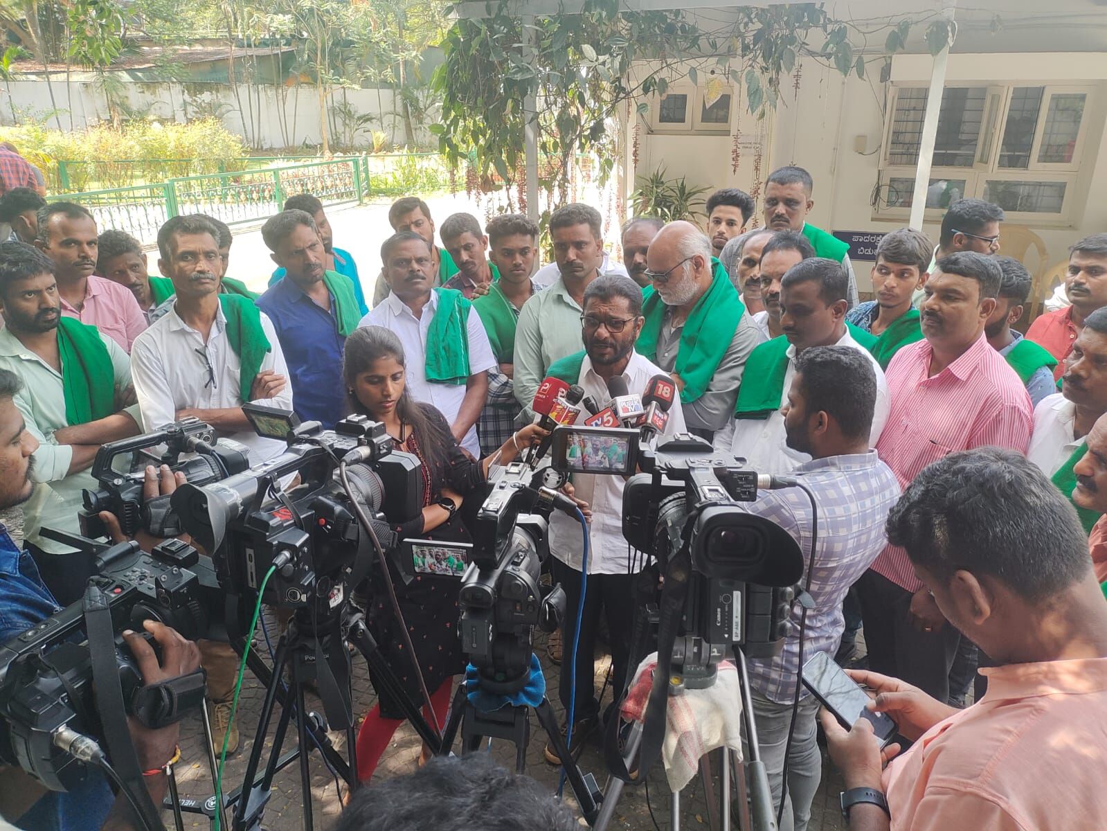 ಅವೈಜ್ಞಾನಿಕ ನೀರಾವರಿ ಯೋಜನೆ: ಸಚಿವ ಪ್ರಿಯಾಂಕ್ ಖರ್ಗೆಯನ್ನು ಭೇಟಿ ಮಾಡಿದ ರೈತ ನಿಯೋಗ