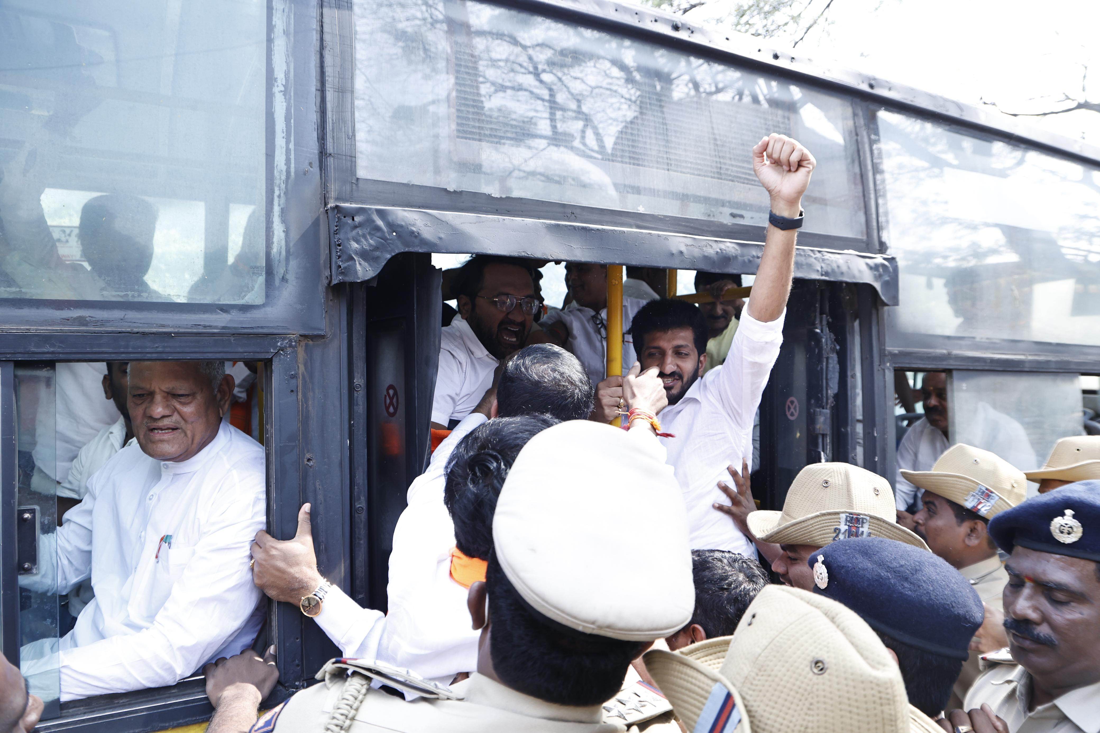 ಕೆರೆಗೋಡು ಧ್ವಜ ವಿವಾದ : ಬೆಂಗಳೂರಿನಲ್ಲಿ ಬಿಜೆಪಿಯಿಂದ ಪ್ರತಿಭಟನೆ, ಹಲವರು ವಶಕ್ಕೆ