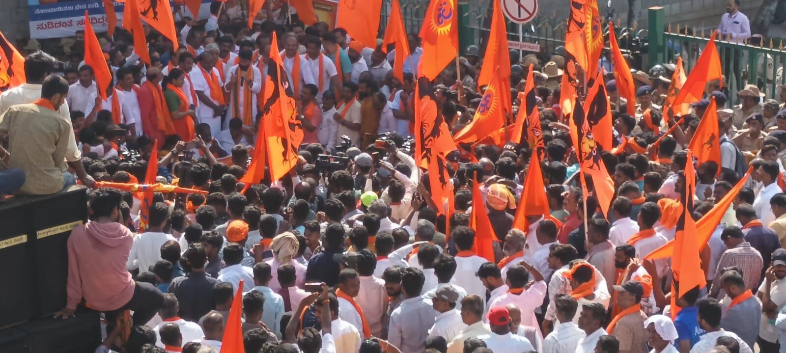 ಮಂಡ್ಯ | ಹನುಮ ಧ್ವಜ ತೆರವು ಖಂಡಿಸಿ ಪಾದಯಾತ್ರೆ: ಕಾಂಗ್ರೆಸ್ ಮುಖಂಡರ ಫ್ಲೆಕ್ಸ್ ಹರಿದು ಆಕ್ರೋಶ