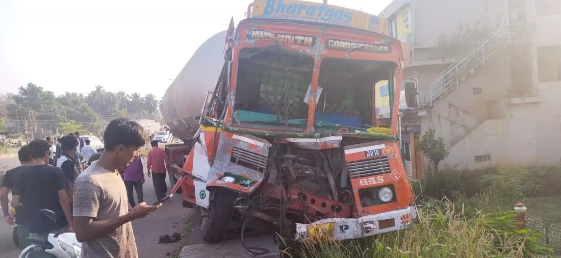 ಬ್ರಹ್ಮಾವರ: ಗ್ಯಾಸ್ ಟ್ಯಾಂಕರ್ ಅಪಘಾತ; ಚಾಲಕನಿಗೆ ಗಂಭೀರ ಗಾಯ ಬ್ರಹ್ಮಾವರ: ಗ್ಯಾಸ್ ಟ್ಯಾಂಕರ್ ಅಪಘಾತ; ಚಾಲಕನಿಗೆ ಗಂಭೀರ ಗಾಯ