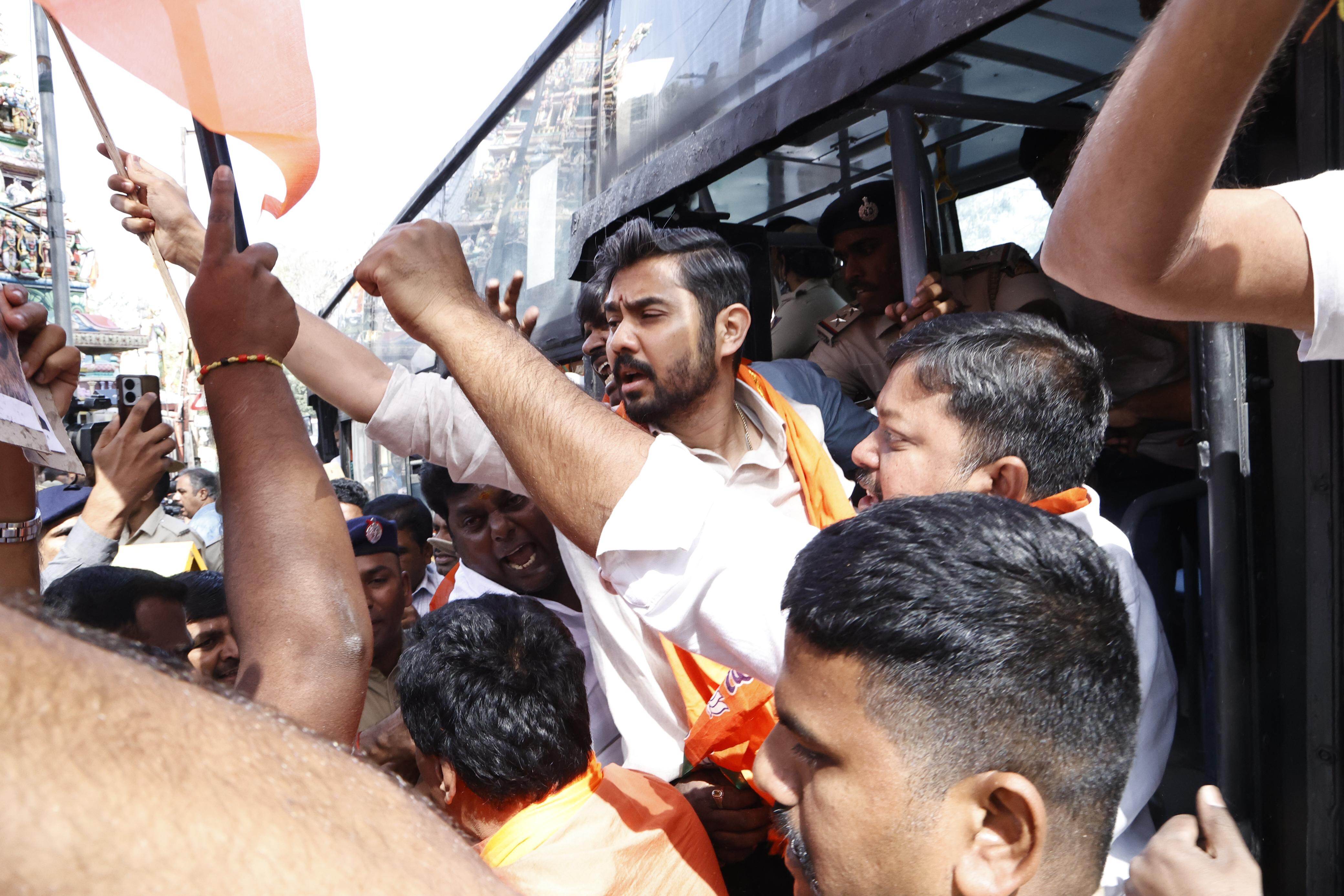 ಕೆರೆಗೋಡು ಧ್ವಜ ವಿವಾದ : ಬೆಂಗಳೂರಿನಲ್ಲಿ ಬಿಜೆಪಿಯಿಂದ ಪ್ರತಿಭಟನೆ, ಹಲವರು ವಶಕ್ಕೆ