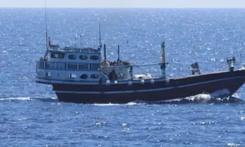 ಸೋಮಾಲಿಯಾ ಕಡಲ್ಗಳ್ಳರಿಂದ ಅಪಹೃತ ಇರಾನಿನ ಮೀನುಗಾರಿಕಾ ಹಡಗನ್ನು ರಕ್ಷಿಸಿದ ನೌಕಾ ಪಡೆ ಯುದ್ಧ ನೌಕೆ