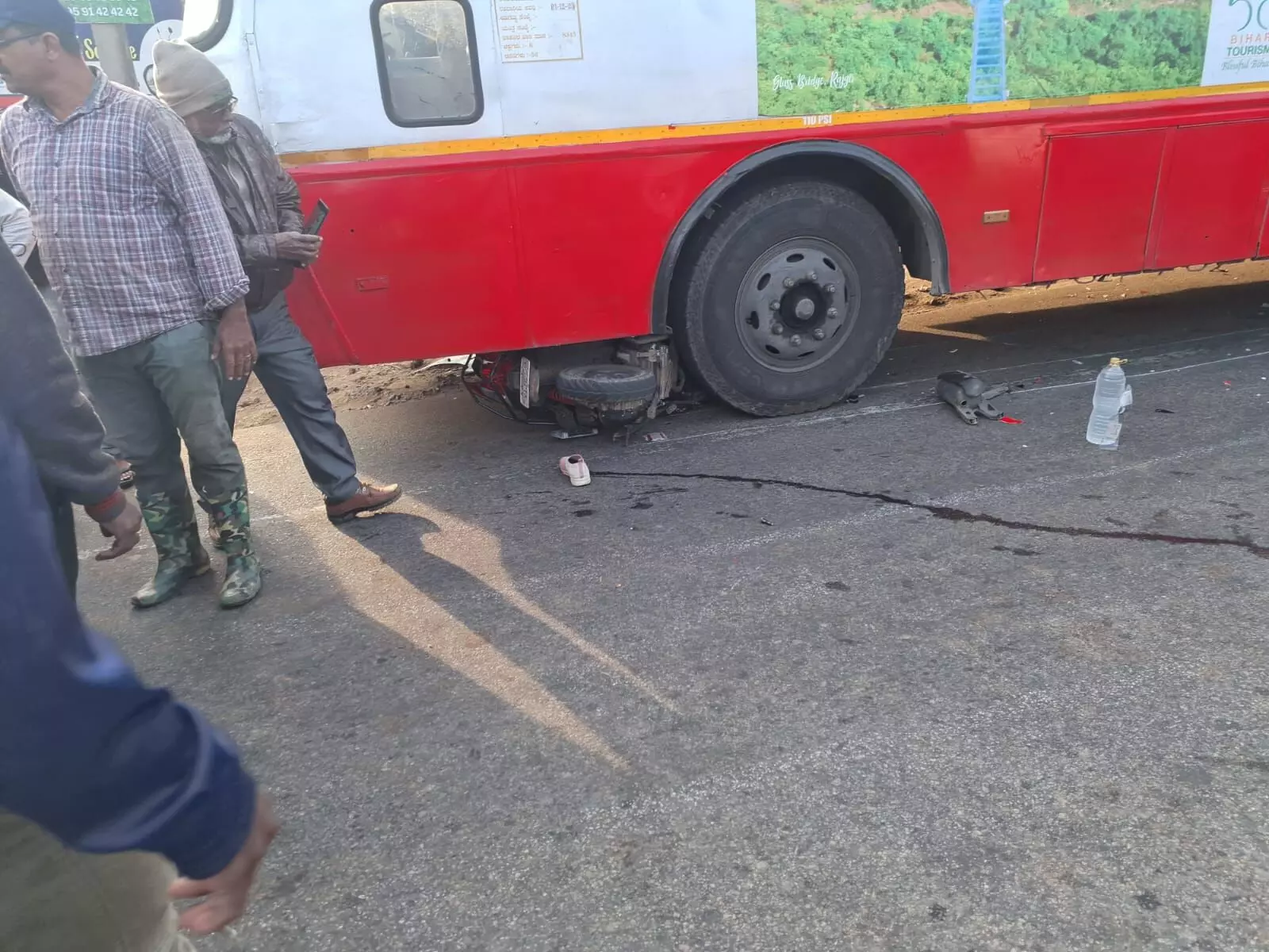 ಮಡಿಕೇರಿ | ಬಸ್, ದ್ವಿಚಕ್ರ ವಾಹನದ ನಡುವೆ ಢಿಕ್ಕಿ : ಮಹಿಳೆ ಸಾವು