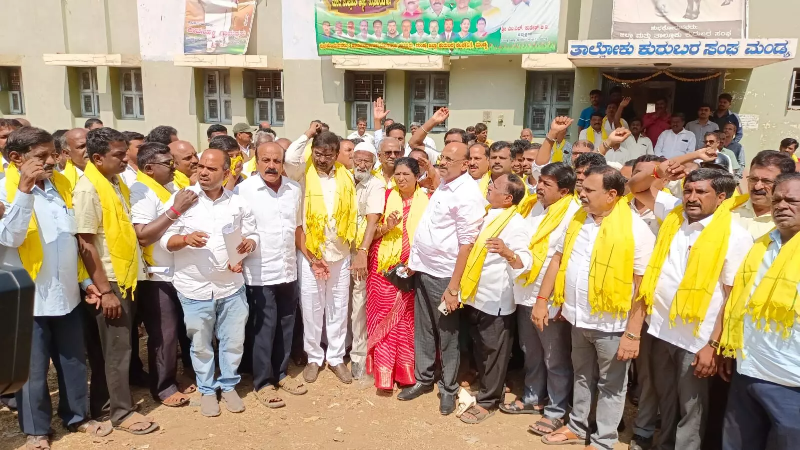 ಮಂಡ್ಯ | ವಿದ್ಯಾರ್ಥಿ ನಿಲಯಕ್ಕೆ ಕಲ್ಲು ತೂರಿದ ಪ್ರಕರಣ: ಕುರುಬ ಸಂಘದಿಂದ ಪ್ರತಿಭಟನೆ; ದೂರು ದಾಖಲಿಸಲು ಮನವಿ ಮಂಡ್ಯ | ವಿದ್ಯಾರ್ಥಿ ನಿಲಯಕ್ಕೆ ಕಲ್ಲು ತೂರಿದ ಪ್ರಕರಣ: ಕುರುಬ ಸಂಘದಿಂದ ಪ್ರತಿಭಟನೆ; ದೂರು ದಾಖಲಿಸಲು ಮನವಿ