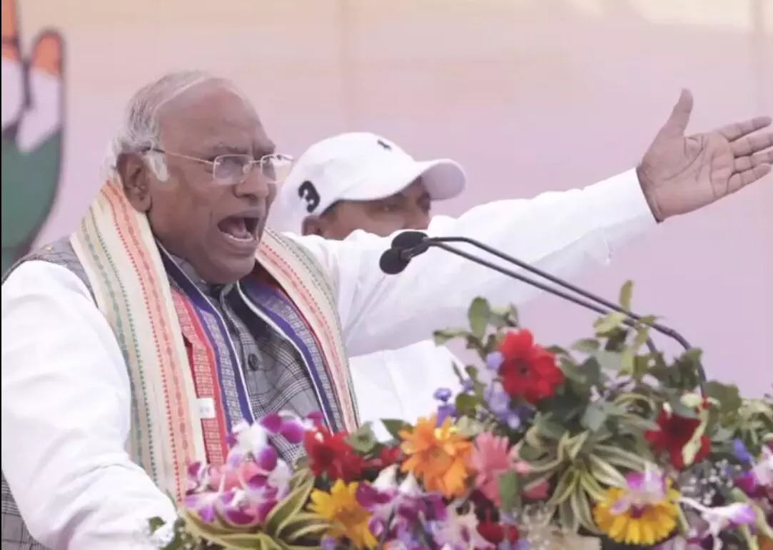 ಬಿಜೆಪಿಯಿಂದ ಪ್ರಜಾಪ್ರಭುತ್ವ, ಸಂವಿಧಾನದ ನೀತಿಗಳ ಕೊಲೆ : ಖರ್ಗೆ ಟ್ವೀಟ್ ಬಿಜೆಪಿಯಿಂದ ಪ್ರಜಾಪ್ರಭುತ್ವ, ಸಂವಿಧಾನದ ನೀತಿಗಳ ಕೊಲೆ : ಖರ್ಗೆ ಟ್ವೀಟ್