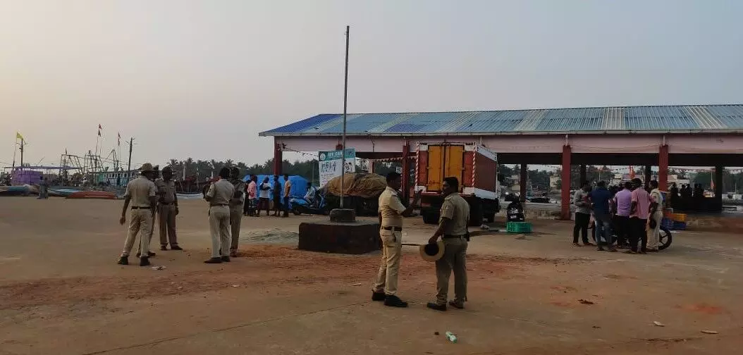 ಹೆಬಳೆ ಪಂಚಾಯತ್ ನಿಂದ ಅನಧಿಕೃತ ಧ್ವಜಸ್ತಂಭ ತೆರವು; ಸಂಘಪರಿವಾರ ಕಾರ್ಯಕರ್ತರ ಪ್ರತಿಭಟನೆ ಹೆಬಳೆ ಪಂಚಾಯತ್ ನಿಂದ ಅನಧಿಕೃತ ಧ್ವಜಸ್ತಂಭ ತೆರವು; ಸಂಘಪರಿವಾರ ಕಾರ್ಯಕರ್ತರ ಪ್ರತಿಭಟನೆ