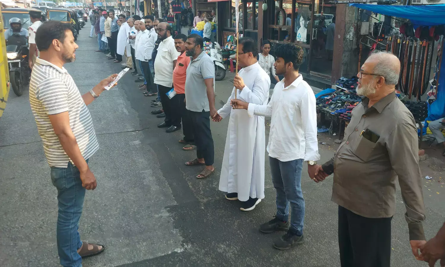 ಉಡುಪಿ ಜಿಲ್ಲೆಯಾದ್ಯಂತ ಸೌಹಾರ್ದತೆ ಮೆರೆದ ಸರ್ವಧರ್ಮೀಯರ ಮಾನವ ಸರಪಳಿ