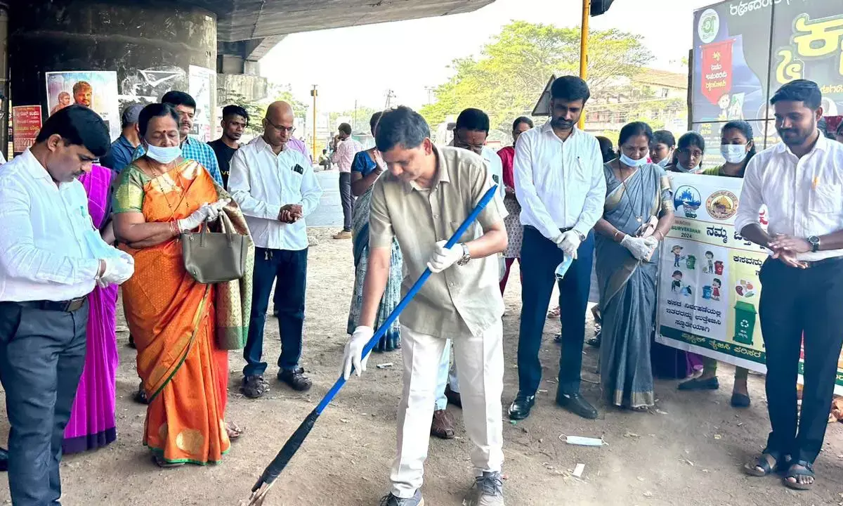 ಕುಂದಾಪುರದಲ್ಲಿ ರಾಷ್ಟ್ರೀಯ ಸ್ವಚ್ಚತಾ ದಿನಾಚರಣೆ: ಫ್ಲೈಓವರ್ ಅಡಿಭಾಗ ಸ್ವಚ್ಛಗೊಳಿಸಿದ ನ್ಯಾಯಾಧೀಶರು, ಅಧಿಕಾರಿಗಳು