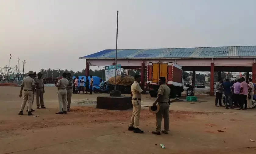 ಹೆಬಳೆ ಪಂಚಾಯತ್ ನಿಂದ ಅನಧಿಕೃತ ಧ್ವಜಸ್ತಂಭ ತೆರವು; ಸಂಘಪರಿವಾರ ಕಾರ್ಯಕರ್ತರ ಪ್ರತಿಭಟನೆ