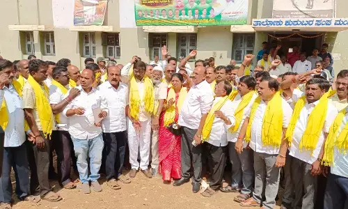 ಮಂಡ್ಯ | ವಿದ್ಯಾರ್ಥಿ ನಿಲಯಕ್ಕೆ ಕಲ್ಲು ತೂರಿದ ಪ್ರಕರಣ: ಕುರುಬ ಸಂಘದಿಂದ ಪ್ರತಿಭಟನೆ; ದೂರು ದಾಖಲಿಸಲು ಮನವಿ