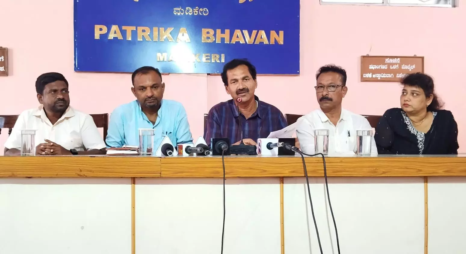 ಭರವಸೆಗಳನ್ನು ಈಡೇರಿಸದ ಸಂಸದ ಪ್ರತಾಪ್ ಸಿಂಹ  ಸುಳ್ಳು ಹೇಳುತ್ತಾ ಜನರ ಹಾದಿ ತಪ್ಪಿಸುತ್ತಿದ್ದಾರೆ : ಎಂ.ಲಕ್ಷ್ಮಣ್ ಟೀಕೆ