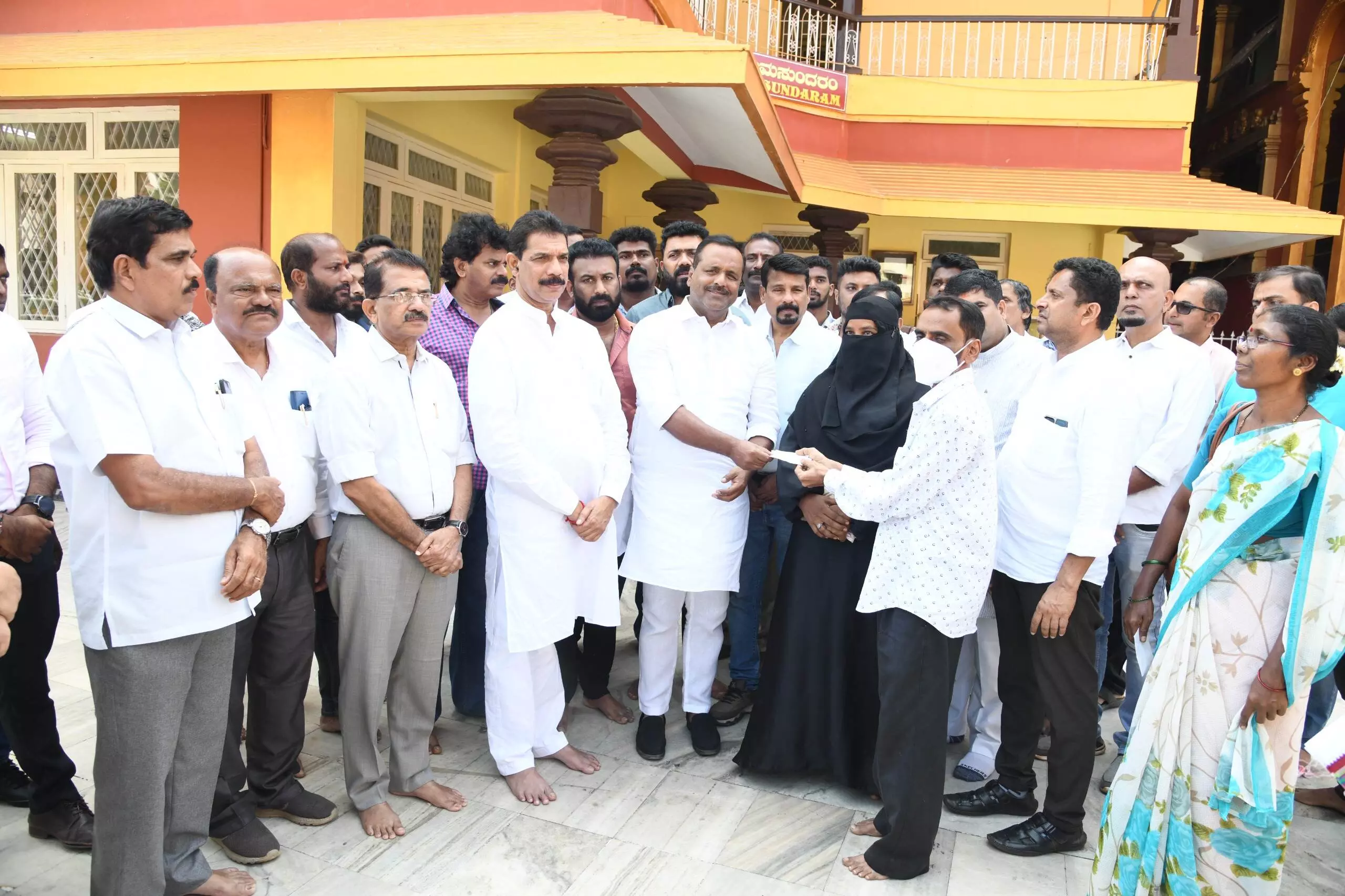 ಬಿರುವೆರ್ ಕುಡ್ಲದ ‘ಫುಡ್ಫೆಸ್ಟ್’ ಲಾಭಾಂಶದ ಹಣ ಅರ್ಹರಿಗೆ ಹಸ್ತಾಂತರ ಬಿರುವೆರ್ ಕುಡ್ಲದ ‘ಫುಡ್ಫೆಸ್ಟ್’ ಲಾಭಾಂಶದ ಹಣ ಅರ್ಹರಿಗೆ ಹಸ್ತಾಂತರ