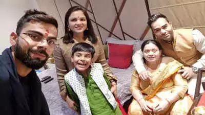 ನಮ್ಮ ತಾಯಿ ಚೆನ್ನಾಗಿದ್ದಾರೆ: ಸುಳ್ಳು ವದಂತಿಗೆ ತೆರೆ ಎಳೆದ ವಿರಾಟ್ ಕೊಹ್ಲಿ ಸಹೋದರ ವಿಕಾಸ್ ನಮ್ಮ ತಾಯಿ ಚೆನ್ನಾಗಿದ್ದಾರೆ: ಸುಳ್ಳು ವದಂತಿಗೆ ತೆರೆ ಎಳೆದ ವಿರಾಟ್ ಕೊಹ್ಲಿ ಸಹೋದರ ವಿಕಾಸ್