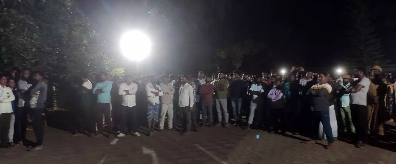 ಹೊನ್ನಾವರ | ಟೊಂಕಾ ಕಡಲ ಕಿನಾರೆಯಲ್ಲಿ HTL Line ಸರ್ವೇಗೆ ಮೀನುಗಾರರ ವಿರೋಧ: ಪರಿಸ್ಥಿತಿ ನಿಯಂತ್ರಣಕ್ಕೆ ಲಾಠಿಚಾರ್ಜ್