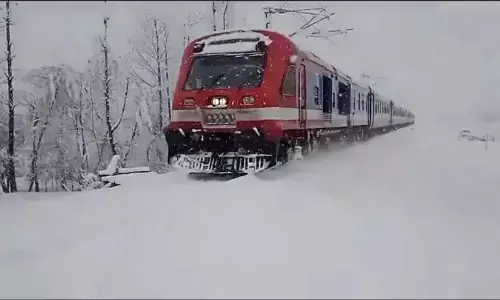 ಕಾಶ್ಮೀರದ ಹಿಮಪಾತದ ನಡುವೆ ರೈಲು ಸಂಚಾರ ; ವೀಡಿಯೊವನ್ನು ಹಂಚಿಕೊಂಡ ಸಚಿವ ಅಶ್ವಿನಿ ವೈಷ್ಣವ್