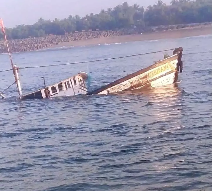 ಉಳ್ಳಾಲ | ಮುಳುಗಿದ ಟ್ರಾಲ್ ಬೋಟ್: ಆರು ಮಂದಿ ಮೀನುಗಾರರ ರಕ್ಷಣೆ