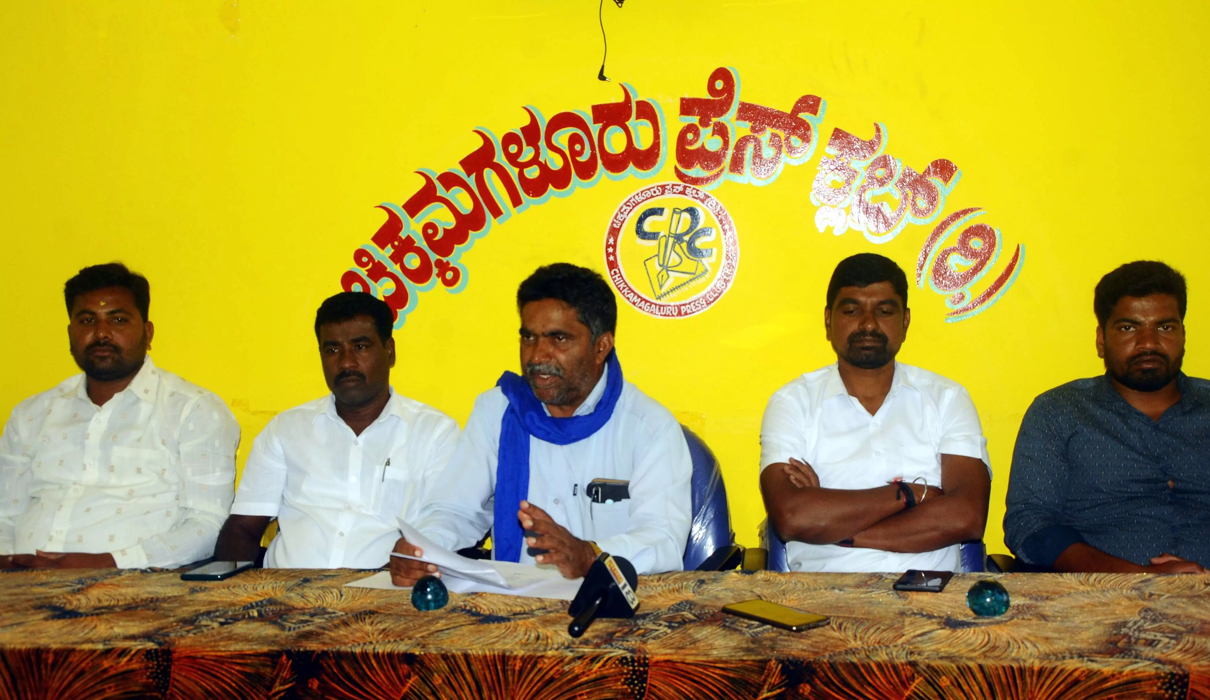 ಚಿಕ್ಕಮಗಳೂರು | ನಿವೇಶನ ರಹಿತರು ಸರಕಾರಿ ಜಾಗದಲ್ಲಿ ನಿರ್ಮಿಸಿಕೊಂಡಿದ್ದ ಮನೆಗಳಿಗೆ ಬಲಾಢ್ಯರಿಂದ ಬೆಂಕಿ; ಆರೋಪ ಚಿಕ್ಕಮಗಳೂರು | ನಿವೇಶನ ರಹಿತರು ಸರಕಾರಿ ಜಾಗದಲ್ಲಿ ನಿರ್ಮಿಸಿಕೊಂಡಿದ್ದ ಮನೆಗಳಿಗೆ ಬಲಾಢ್ಯರಿಂದ ಬೆಂಕಿ; ಆರೋಪ