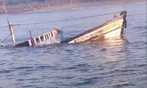 ಉಳ್ಳಾಲ | ಮುಳುಗಿದ ಟ್ರಾಲ್ ಬೋಟ್: ಆರು ಮಂದಿ ಮೀನುಗಾರರ ರಕ್ಷಣೆ