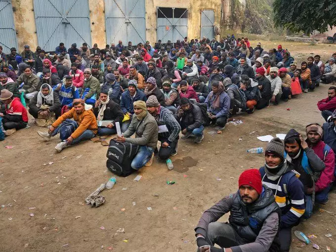 ದೇಶದಲ್ಲಿ ಉದ್ಯೋಗ ಸಿಗುವ ಭರವಸೆ ಕಳೆದುಕೊಂಡು ಬದುಕಿಗಾಗಿ ಯುದ್ಧೋನ್ಮಾದದ ಇಸ್ರೇಲ್ಗೆ ತೆರಳುತ್ತಿರುವ ಭಾರತದ ಕಾರ್ಮಿಕರು ದೇಶದಲ್ಲಿ ಉದ್ಯೋಗ ಸಿಗುವ ಭರವಸೆ ಕಳೆದುಕೊಂಡು ಬದುಕಿಗಾಗಿ ಯುದ್ಧೋನ್ಮಾದದ ಇಸ್ರೇಲ್ಗೆ ತೆರಳುತ್ತಿರುವ ಭಾರತದ ಕಾರ್ಮಿಕರು