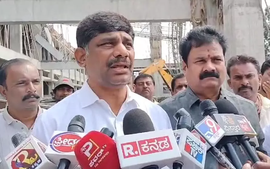 ಕನ್ನಡಿಗರಿಗಾದ ಅನ್ಯಾಯವನ್ನು ಪ್ರಶ್ನಿಸಿದಕ್ಕೆ ದೇಶದ್ರೋಹಿ ಪಟ್ಟ: ಸಂಸದ ಡಿ.ಕೆ.ಸುರೇಶ್ ಕನ್ನಡಿಗರಿಗಾದ ಅನ್ಯಾಯವನ್ನು ಪ್ರಶ್ನಿಸಿದಕ್ಕೆ ದೇಶದ್ರೋಹಿ ಪಟ್ಟ: ಸಂಸದ ಡಿ.ಕೆ.ಸುರೇಶ್