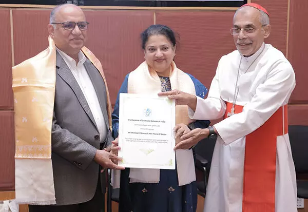 ಬೆಂಗಳೂರು: ಮೈಕಲ್ - ಫ್ಲಾವಿಯಾ ಡಿಸೋಜಾ ದಂಪತಿಗೆ ಸಿಬಿಸಿಐ ವತಿಯಿಂದ ಸನ್ಮಾನ ಬೆಂಗಳೂರು: ಮೈಕಲ್ - ಫ್ಲಾವಿಯಾ ಡಿಸೋಜಾ ದಂಪತಿಗೆ ಸಿಬಿಸಿಐ ವತಿಯಿಂದ ಸನ್ಮಾನ