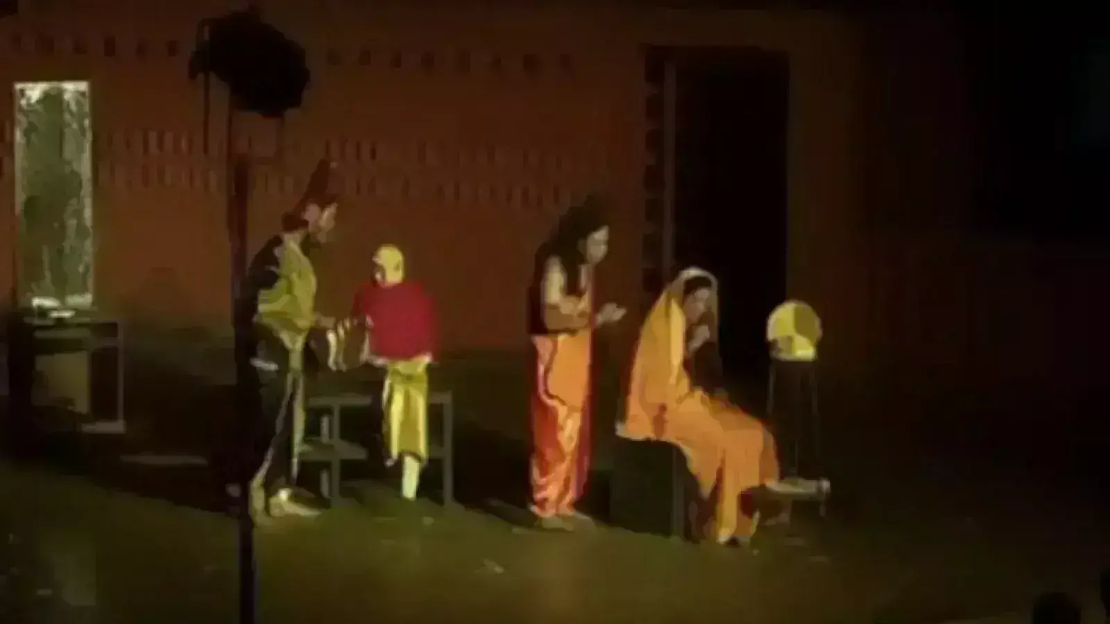 ‘ರಾಮಲೀಲಾ’ ನಾಟಕದಲ್ಲಿ ಸೀತೆ ಧೂಮಪಾನ ಮಾಡುವ ದೃಶ್ಯ ; ಪುಣೆ ವಿವಿ ಪ್ರಾಧ್ಯಾಪಕ, ಐವರು ವಿದ್ಯಾರ್ಥಿಗಳ ಬಂಧನ