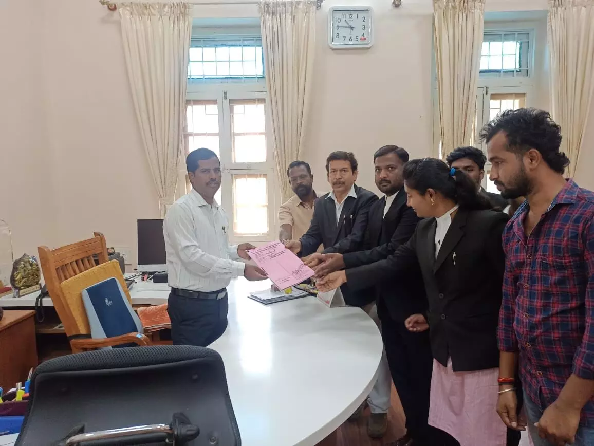 ಮಂಡ್ಯ : ಸಾರ್ವಜನಿಕ ಸ್ಥಳದಲ್ಲಿ ಧಾರ್ಮಿಕ ಬಾವುಟ, ಫ್ಲೆಕ್ಸ್ ನಿಷೇಧಿಸಲು ಮನವಿ ಮಂಡ್ಯ : ಸಾರ್ವಜನಿಕ ಸ್ಥಳದಲ್ಲಿ ಧಾರ್ಮಿಕ ಬಾವುಟ, ಫ್ಲೆಕ್ಸ್ ನಿಷೇಧಿಸಲು ಮನವಿ