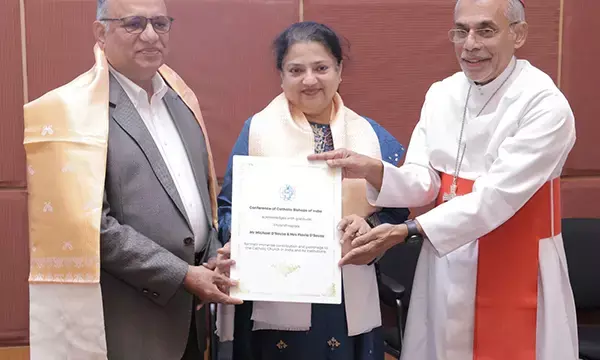 ಬೆಂಗಳೂರು: ಮೈಕಲ್ - ಫ್ಲಾವಿಯಾ ಡಿಸೋಜಾ ದಂಪತಿಗೆ ಸಿಬಿಸಿಐ ವತಿಯಿಂದ ಸನ್ಮಾನ