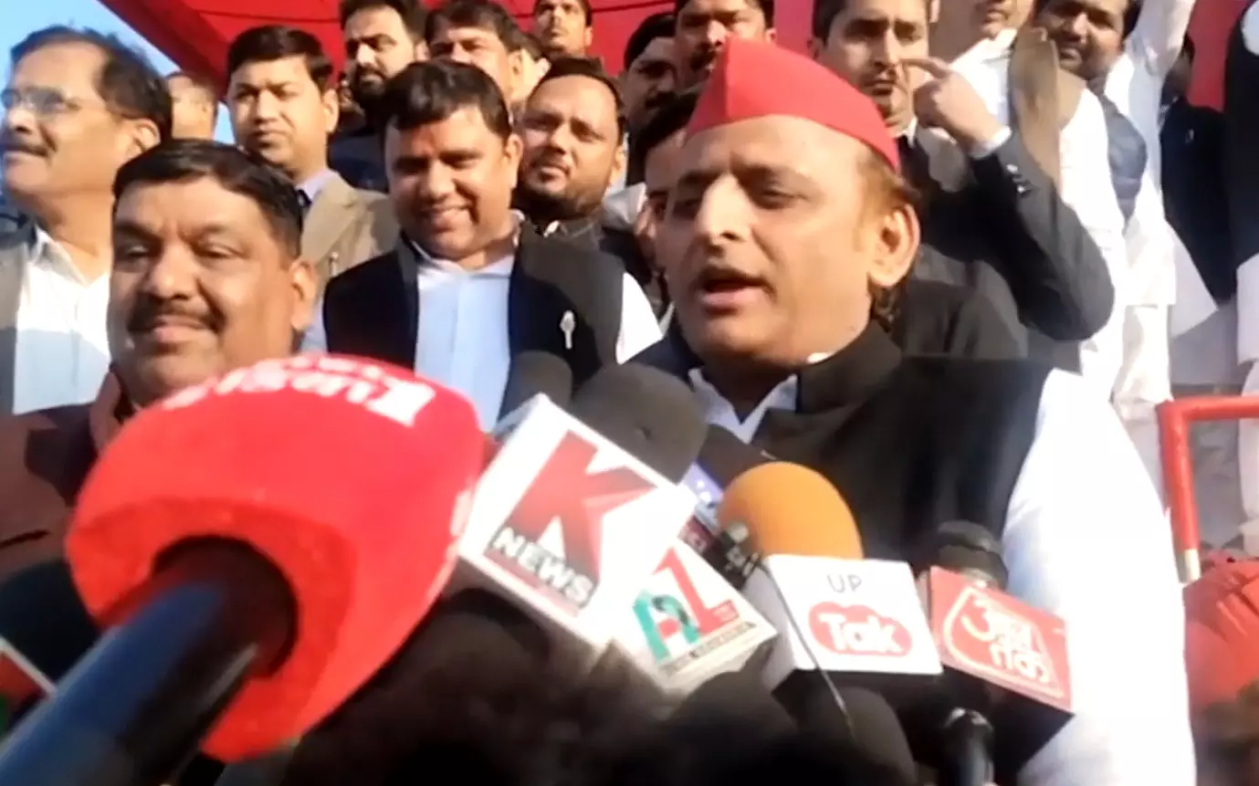 “ಎಲ್ಲಾ ಪುರುಷ ವರದಿಗಾರರಿದ್ದೀರಿ, ಮಹಿಳಾ ವರದಿಗಾರರಿಲ್ಲವೇ?”: ಅಖಿಲೇಶ್ ಯಾದವ್ ಪ್ರಶ್ನೆ “ಎಲ್ಲಾ ಪುರುಷ ವರದಿಗಾರರಿದ್ದೀರಿ, ಮಹಿಳಾ ವರದಿಗಾರರಿಲ್ಲವೇ?”: ಅಖಿಲೇಶ್ ಯಾದವ್ ಪ್ರಶ್ನೆ