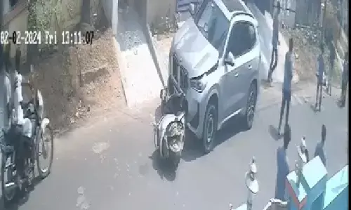 ಸ್ಕೂಟರ್‌ಗೆ ಡಿಕ್ಕಿ ಹೊಡೆದು 50 ಮೀಟರ್‌ ದೂರ ಎಳೆದೊಯ್ದ ಬಿಎಂಡಬ್ಲ್ಯು ಕಾರು, ಸವಾರ ಮೃತ್ಯು