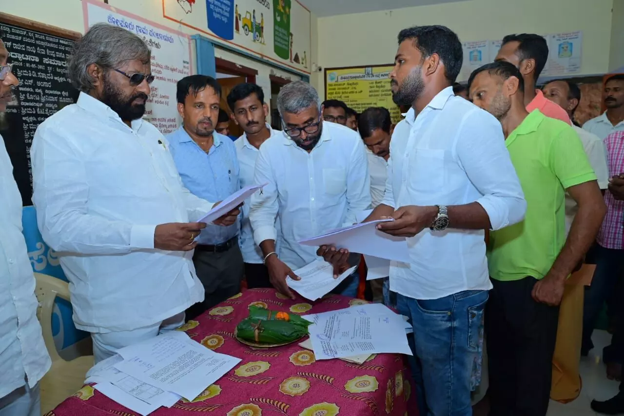 ಕೊಲ್ಲಮೊಗ್ರ: ಅರಣ್ಯ ಸಚಿವ ಈಶ್ವರ ಖಂಡ್ರೆ ಭೇಟಿ-ಗ್ರಾಮಸ್ಥರಿಂದ ಅಹವಾಲು ಸ್ವೀಕಾರ ಕೊಲ್ಲಮೊಗ್ರ: ಅರಣ್ಯ ಸಚಿವ ಈಶ್ವರ ಖಂಡ್ರೆ ಭೇಟಿ-ಗ್ರಾಮಸ್ಥರಿಂದ ಅಹವಾಲು ಸ್ವೀಕಾರ