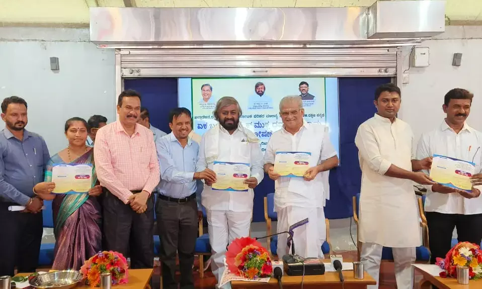 ದ.ಕ.ಜಿಲ್ಲಾ ಕಾರ್ಯನಿರತ ಪತ್ರಕರ್ತರ ಸಂಘದ ಗ್ರಾಮ ವಾಸ್ತವ್ಯದ ಆಮಂತ್ರಣ ಪತ್ರಿಕೆ ಬಿಡುಗಡೆ