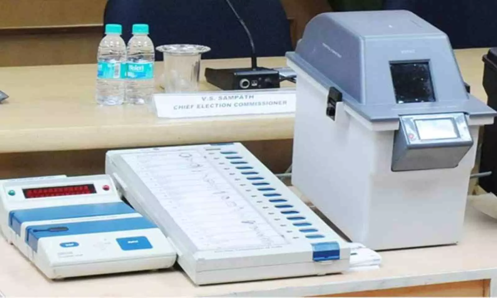 EVM ಕುರಿತ ಸಂಶಯಗಳ ಬಗ್ಗೆ ಅದರ ತಜ್ಞ ಮಾಧವ್ ದೇಶಪಾಂಡೆ ಹೇಳಿದ್ದೇನು ? EVM ಕುರಿತ ಸಂಶಯಗಳ ಬಗ್ಗೆ ಅದರ ತಜ್ಞ ಮಾಧವ್ ದೇಶಪಾಂಡೆ ಹೇಳಿದ್ದೇನು ?