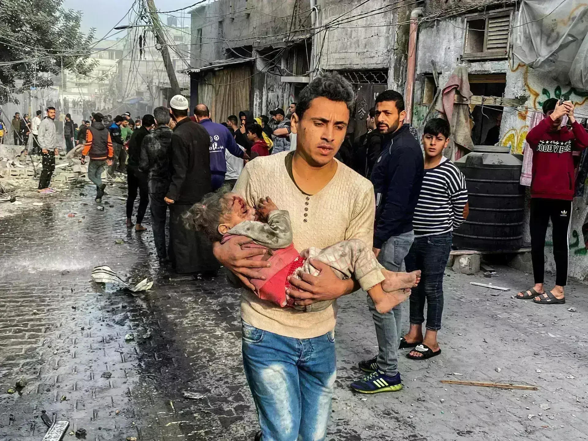 ಇಲ್ಲಿ ಹಸಿದು ಸಾಯೋದಕ್ಕಿಂತ, ಇಸ್ರೇಲಲ್ಲಿ ಸಾಯೋದೇ ಮೇಲು ಎಂದು ಹೊರಟ ಸಾವಿರಾರು ಕಾರ್ಮಿಕರು ! ಇಲ್ಲಿ ಹಸಿದು ಸಾಯೋದಕ್ಕಿಂತ, ಇಸ್ರೇಲಲ್ಲಿ ಸಾಯೋದೇ ಮೇಲು ಎಂದು ಹೊರಟ ಸಾವಿರಾರು ಕಾರ್ಮಿಕರು !