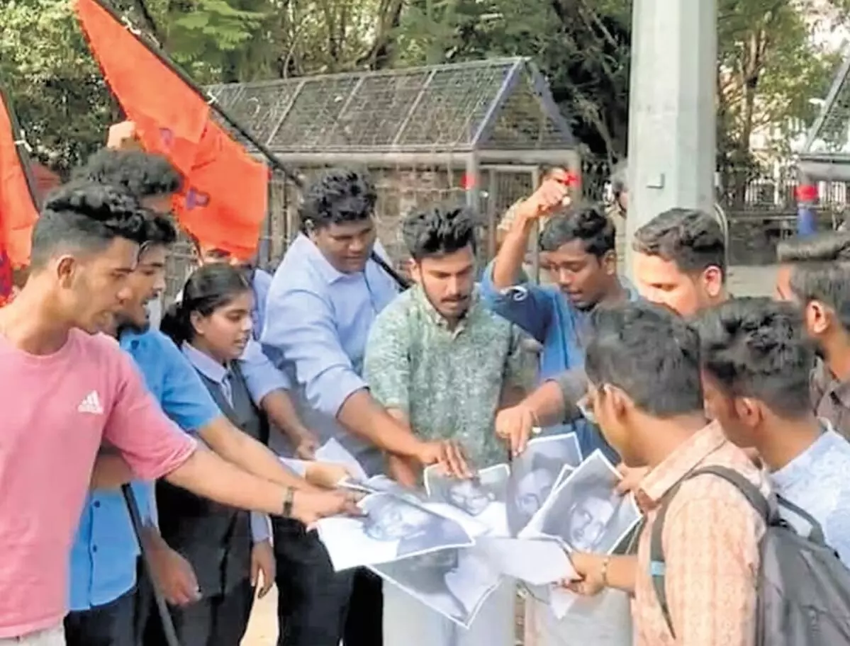 ನಾಥೂರಾಮ್‌ ಗೋಡ್ಸೆ ಪರ ಫೇಸ್ಬುಕ್‌ ಪೋಸ್ಟ್‌ ಮಾಡಿದ ಎನ್‌ಐಟಿ ಪ್ರೊಫೆಸರ್‌ ವಿರುದ್ಧ ಎಬಿವಿಪಿ ಪ್ರತಿಭಟನೆ