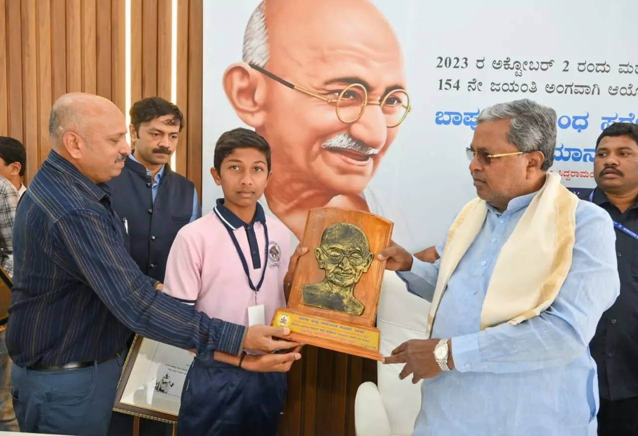 ಬಾಪೂಜಿ ಪ್ರಬಂಧ ಸ್ಪರ್ಧೆ: ವಿಜೇತರಿಗೆ ಬಹುಮಾನ ವಿತರಿಸಿದ ಸಿಎಂ ಸಿದ್ದರಾಮಯ್ಯ ಬಾಪೂಜಿ ಪ್ರಬಂಧ ಸ್ಪರ್ಧೆ: ವಿಜೇತರಿಗೆ ಬಹುಮಾನ ವಿತರಿಸಿದ ಸಿಎಂ ಸಿದ್ದರಾಮಯ್ಯ